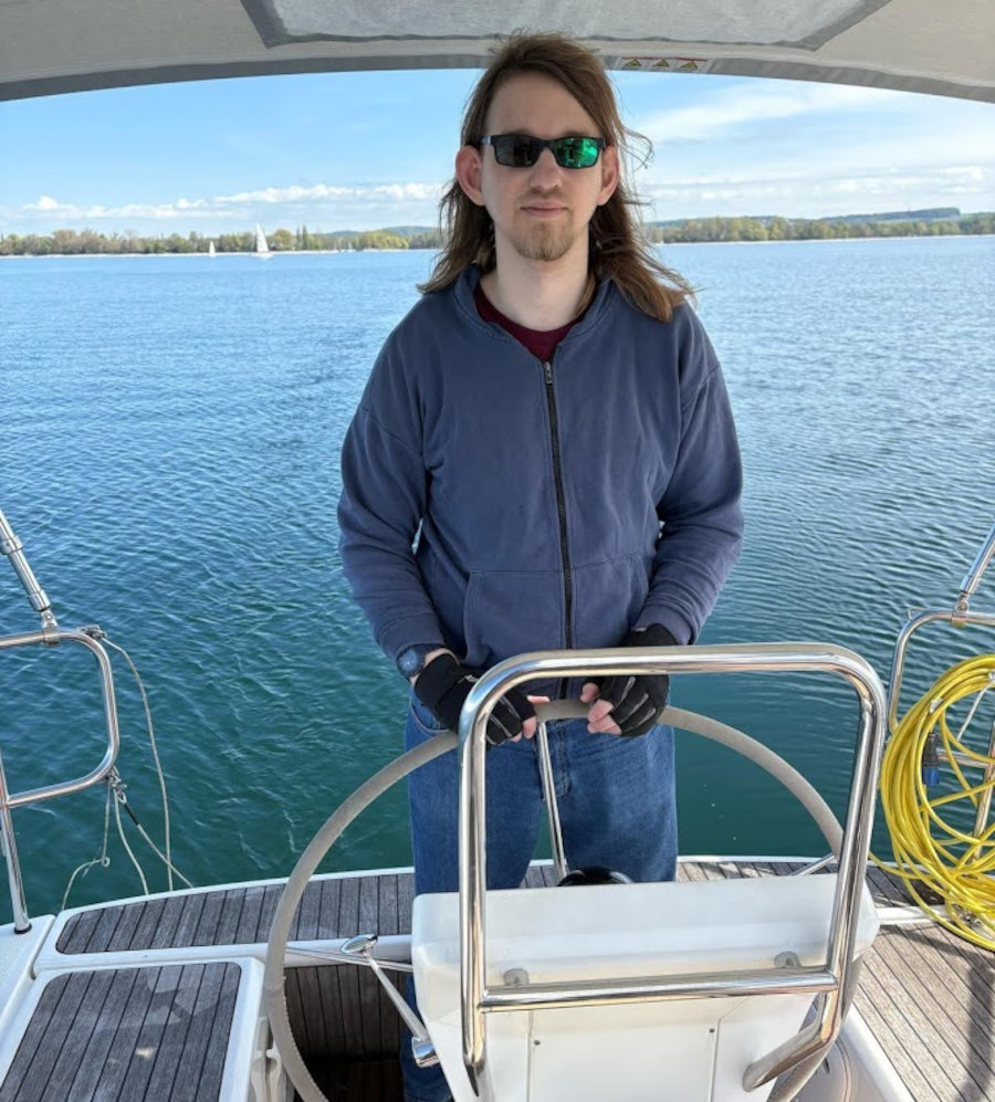 Johannes Mehler am Steuer eines Segelboots